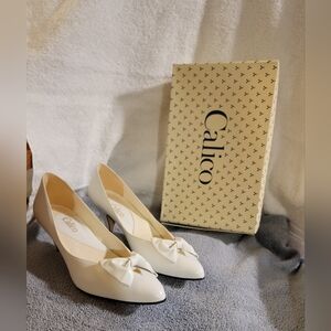 Excellent condition-Calico Stylish White kitten heel pumps. Size 8.5